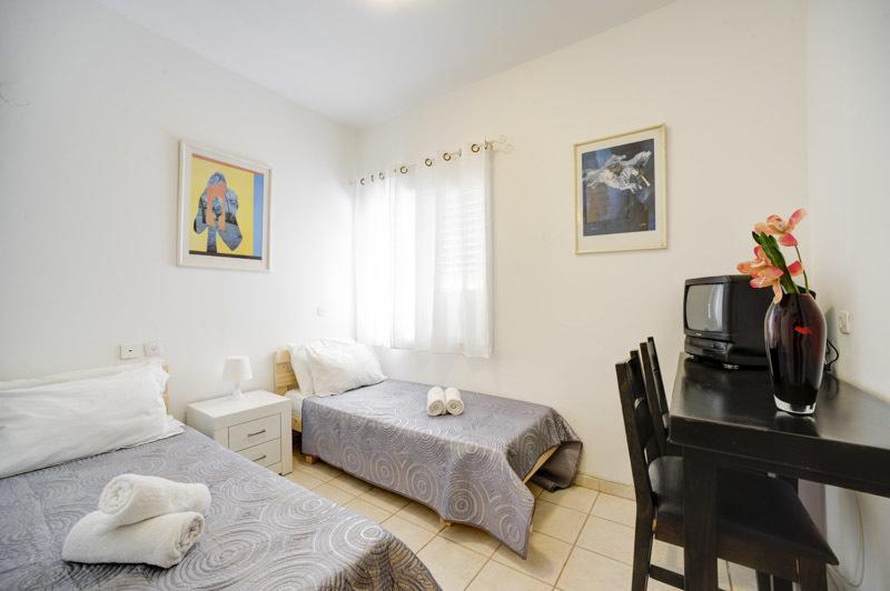Lovely 1Bd W/ Private Balcony By Sea N' Rent 텔아비브 객실 사진